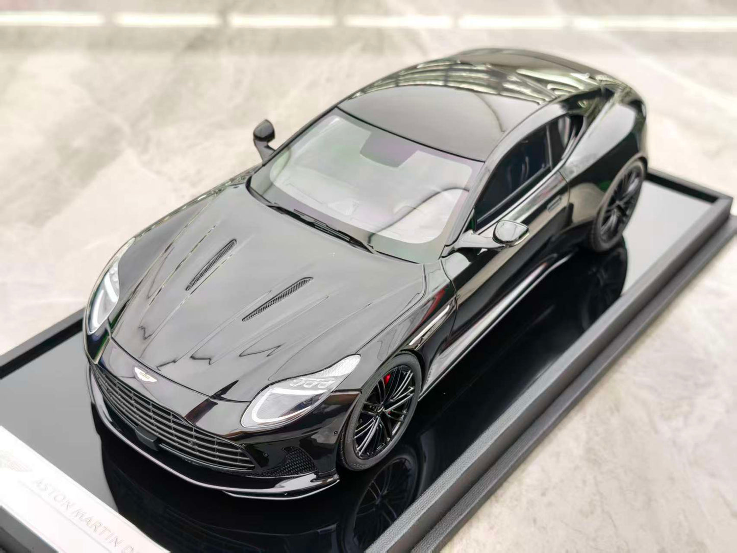 MOTORHELIX 1/18 Aston Martin DB12 Coupe, Black MH332