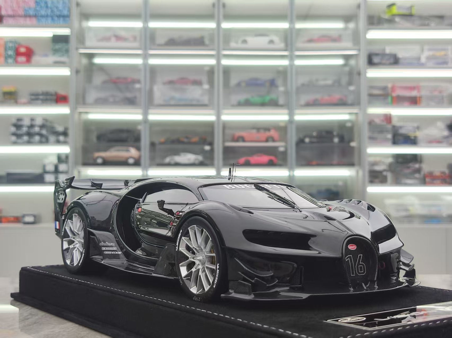 HH Model 1/18 Bugatti Vision GT Diamond Black/Black Carbon Fiber Model Car HH485