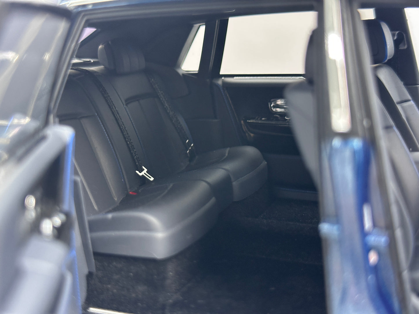 ZP 1/18 Rolls-Royce Phantom VIII (Gold Badge / Leather Suitcase Edition) – Pikes Peak Blue (ZP118)