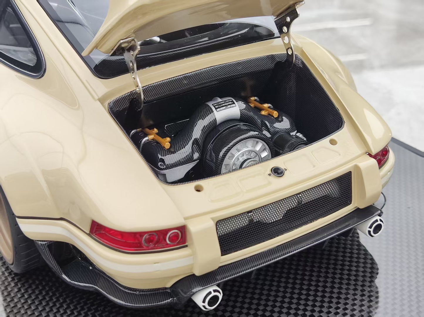 IVY 1/12 Porsche Singer DLS, Cream White SM-IVY002