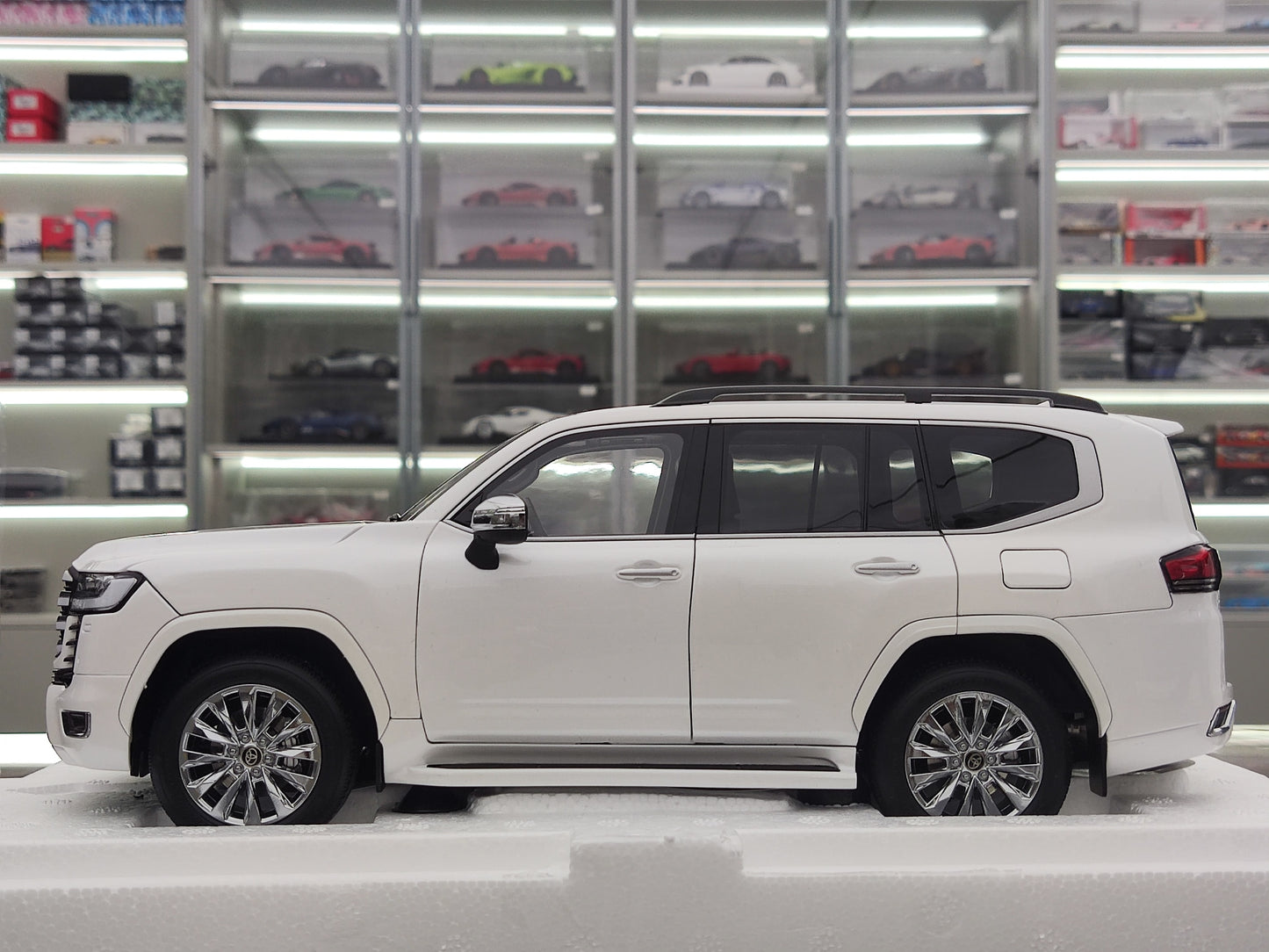 LCD 1/18 Toyota Land Cruiser LC300 ZX White Alloy Car Model LCD113