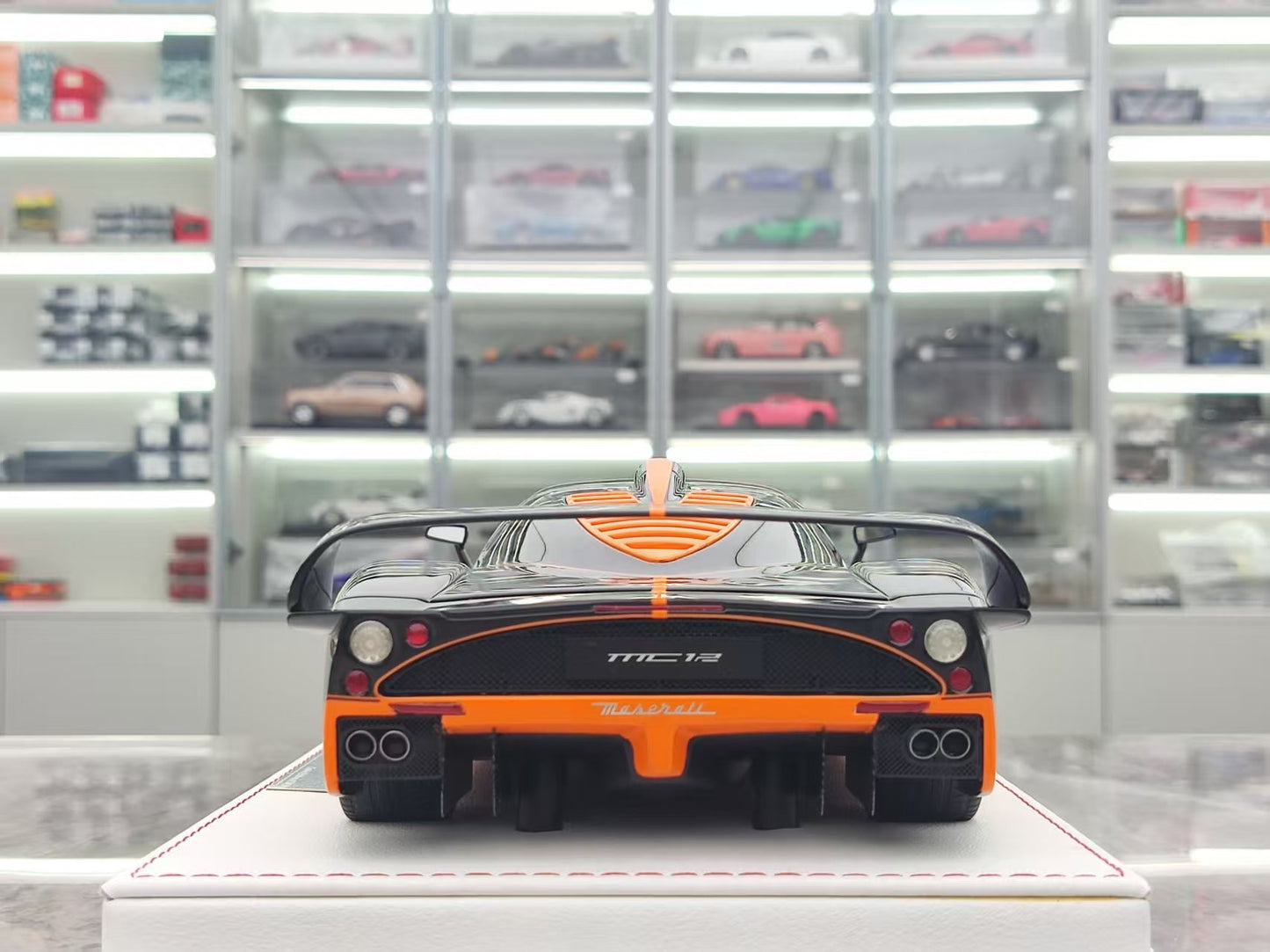 GL 1/18 Maserati MC12 Black and Orange Resin Model JS-GL022