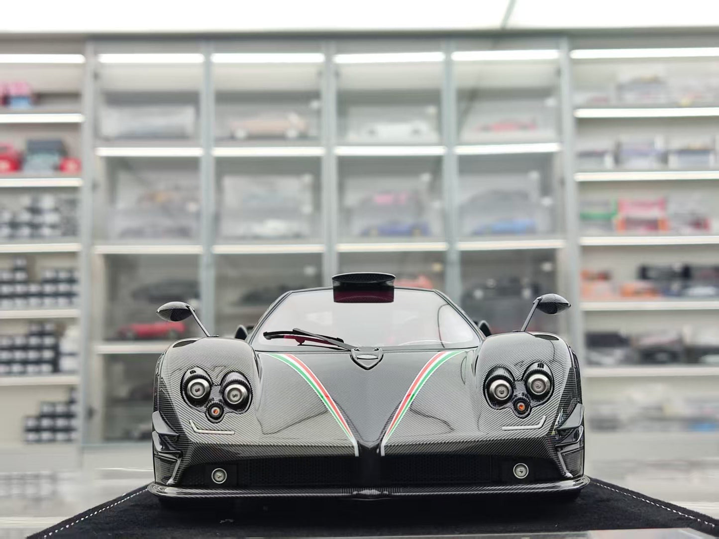 HH Model 1/18 Pagani Zonda Specials   764 Passione HH556