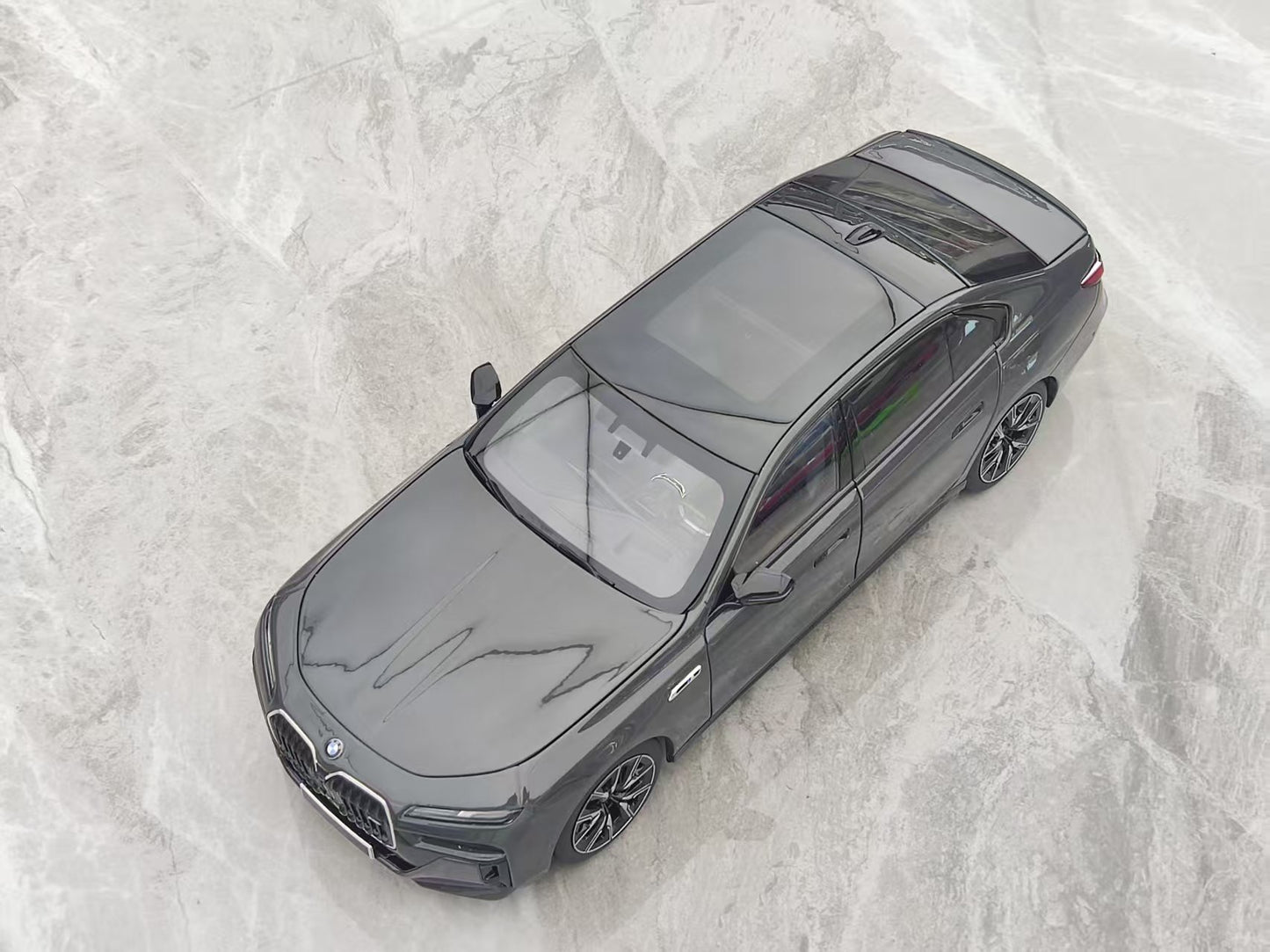 MINICHAMPS 1/18 BMW i7 M70 (G70) Diecast Fully Opening Car Model