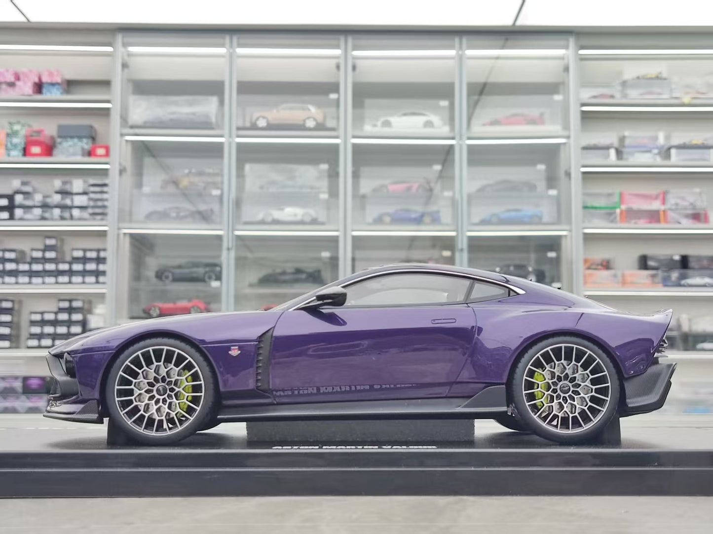 GT Spirit 1/18 Aston Martin VALOUR Purple GT944