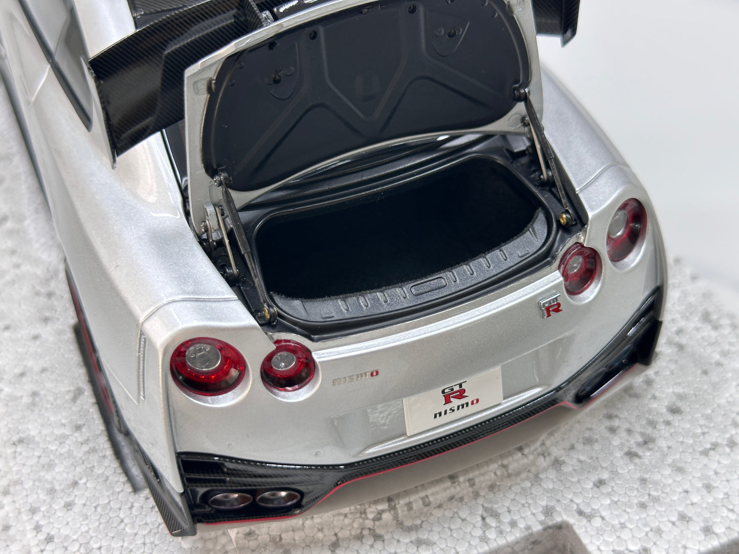 MOTORHELIX 1/18 Nissan GT-R NISMO (R35) Special Edition 2022 Ultimate Metallic Silver MH368