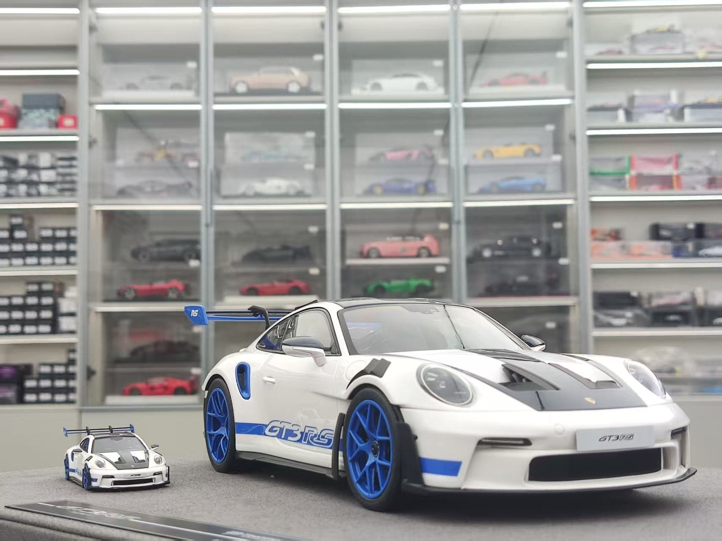 TIMOTHY&PIERRE 1/18 Porsche 911 GT3RS Sonderwunsch White with Blue Carbon TP189