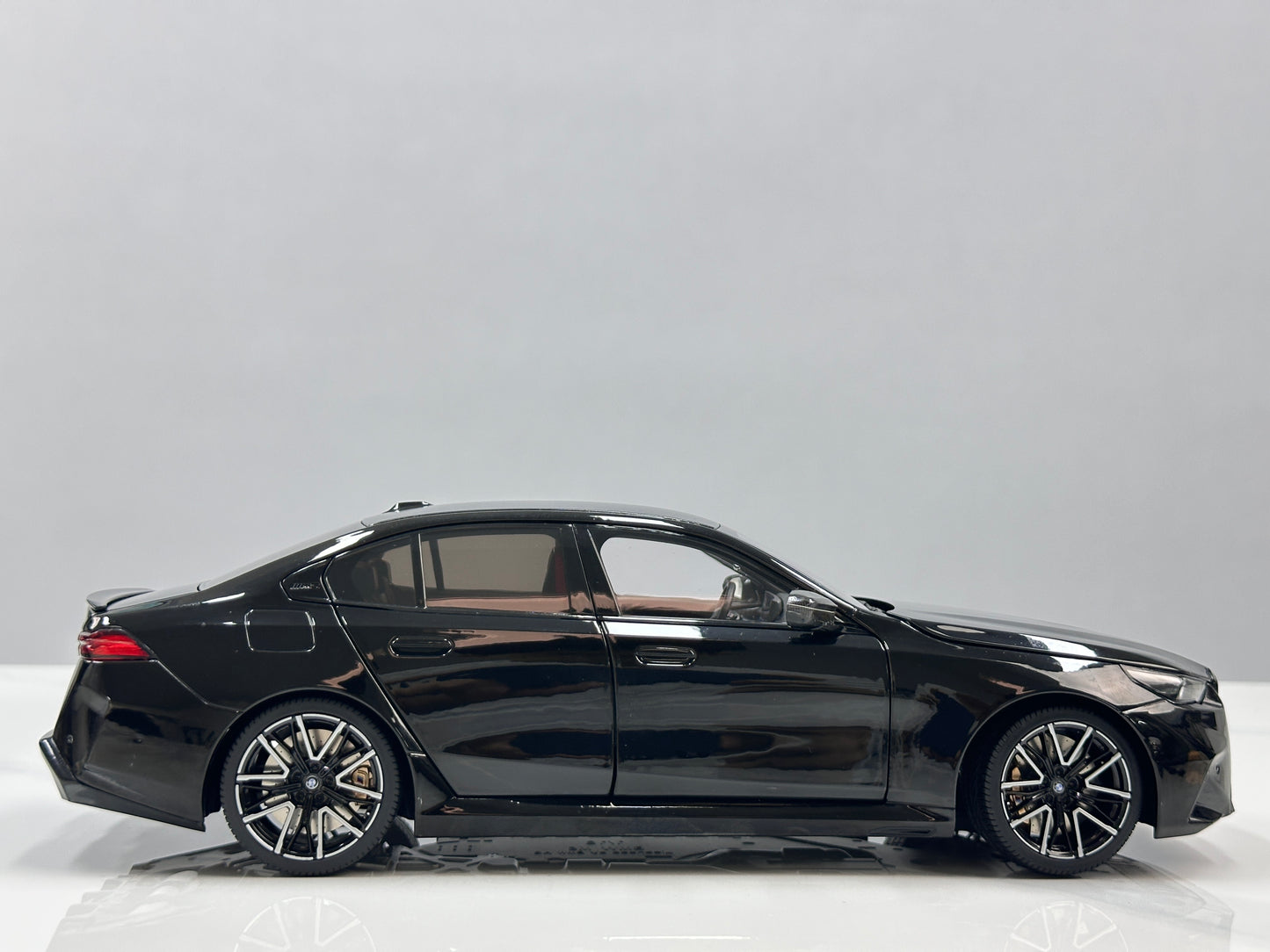 MINICHAMPS 1/18 BMW M5 2024 Metallic Black 110023801