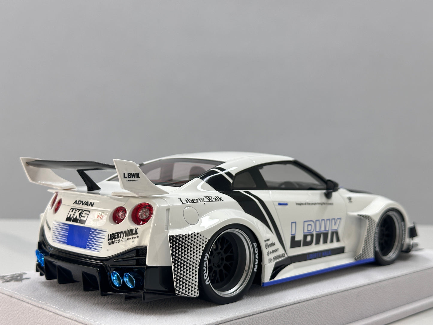 BBA MODEL 1/18 Nissan GTR 35GT-RR Blue and White Livery BBA064