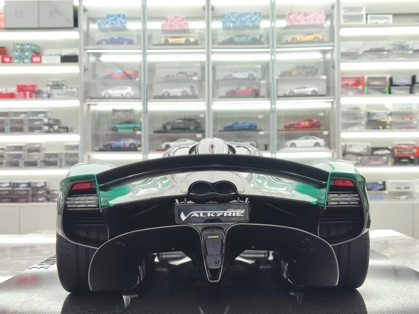 FRONTIART 1/8 Aston Martin Valkyire, British Green FA186