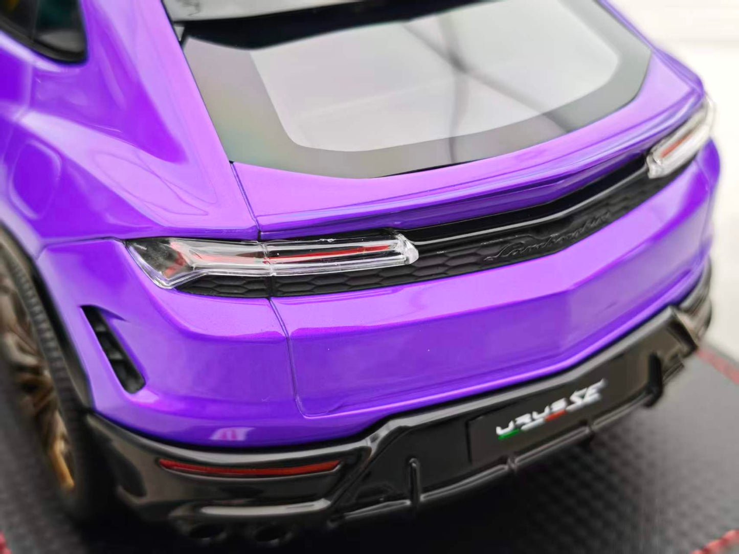 MR 1/18 Lamborghini Urus SE Purple LAMBO061D