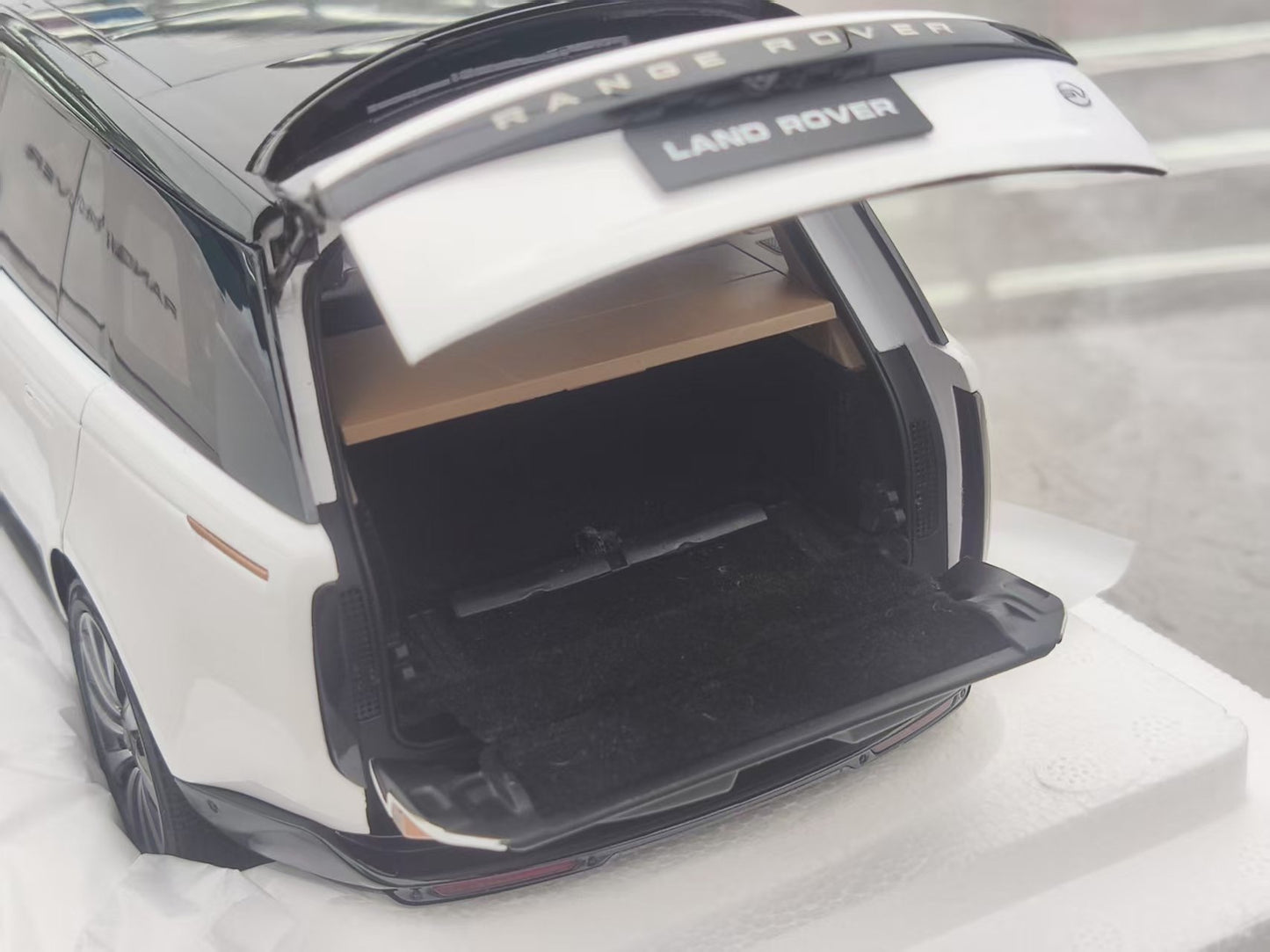 LCD 1/18 Land Rover Range Rover SV Grand Creation Long Wheelbase White Black Top Alloy Model LCD118