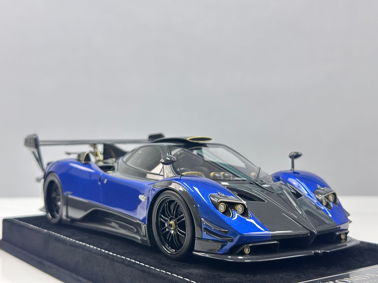 HH Model 1/18 Pagani Zonda Blue & Black Carbon Fiber HH675