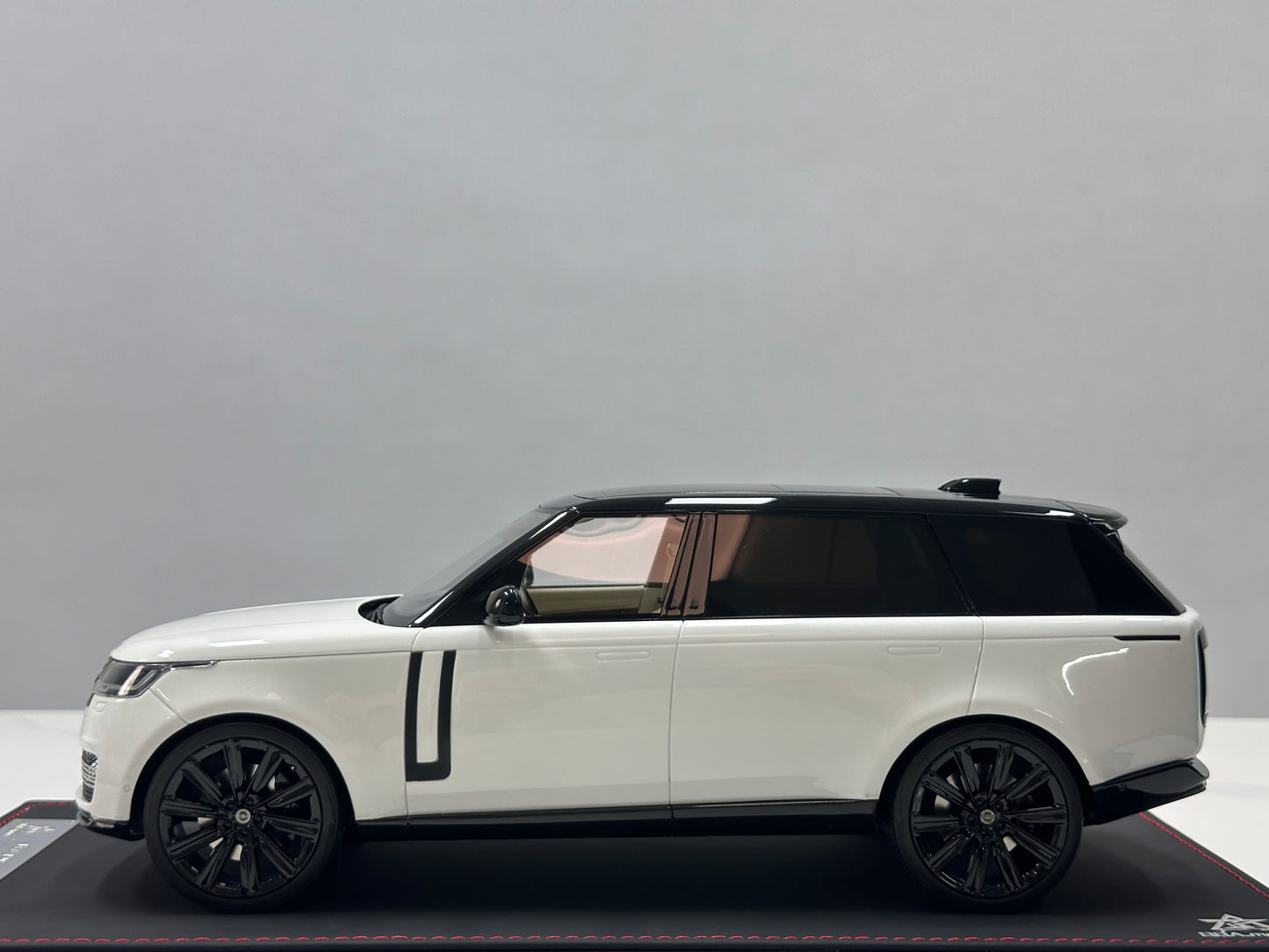 BBA MODEL 1/18 Land Rover Range Rover SVAutobiography – "Black & White Panda" (BBA067)