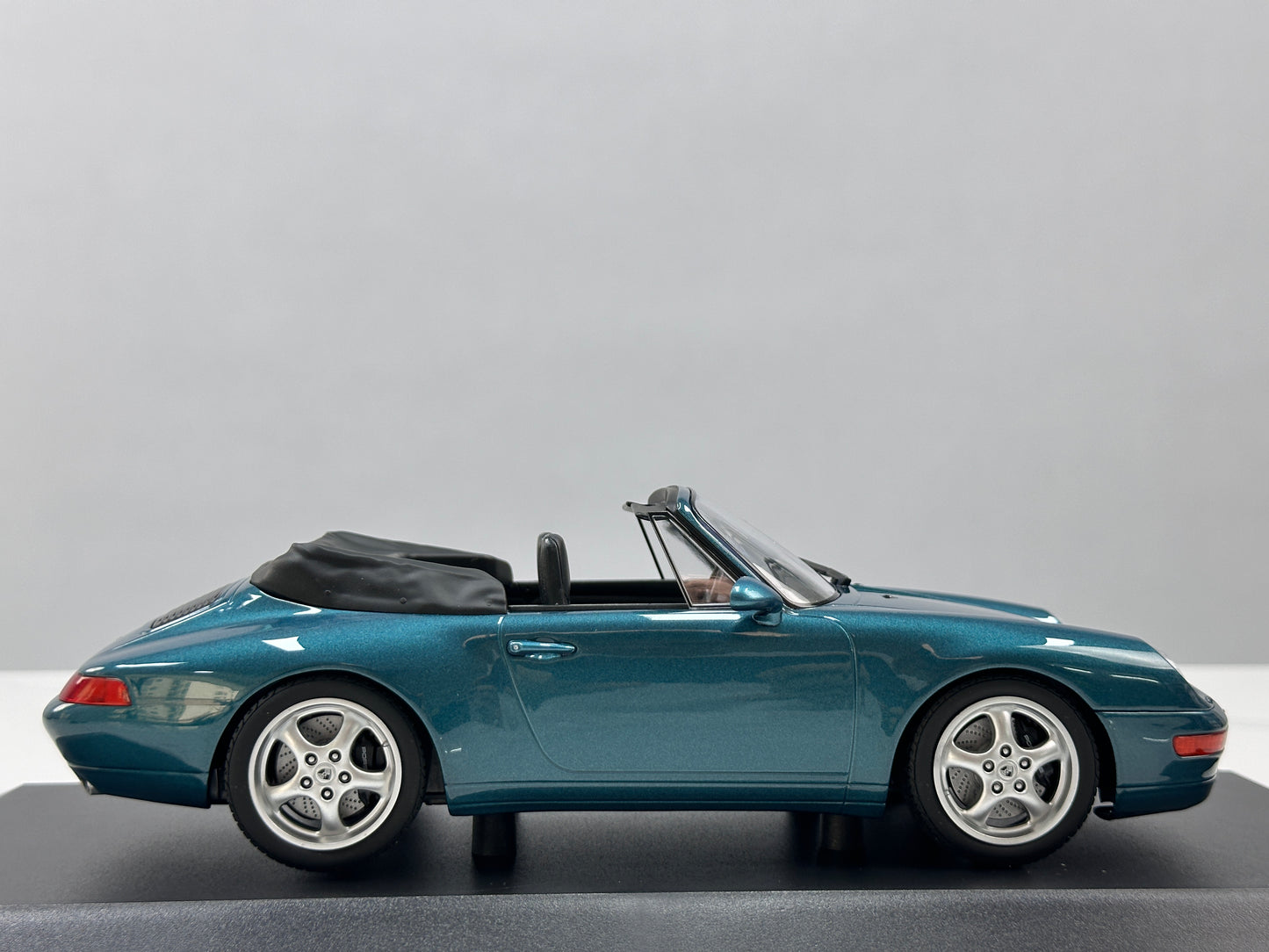 MINICHAMPS 1/18 Porsche 911 (993) Cabriolet – Metallic Green (155061132)