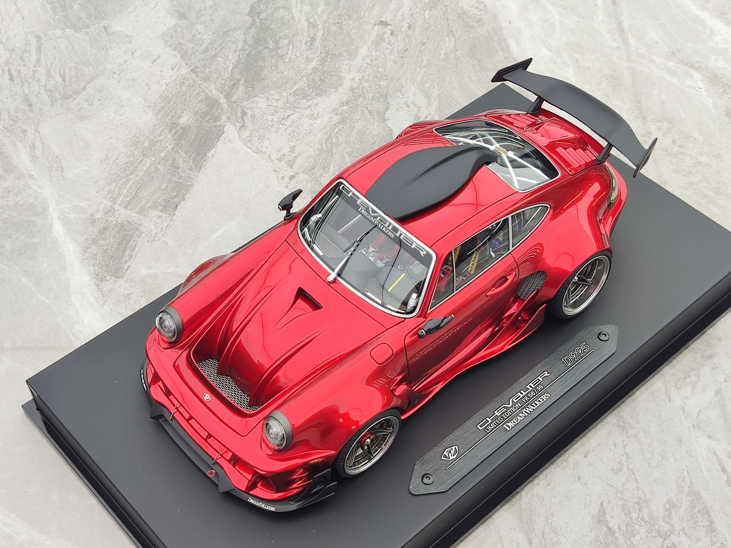Dreamwalkers 1/18 Porsche CHEVALIER D995 Flamruĝa Simulada Modelaŭto C-D995-FR01