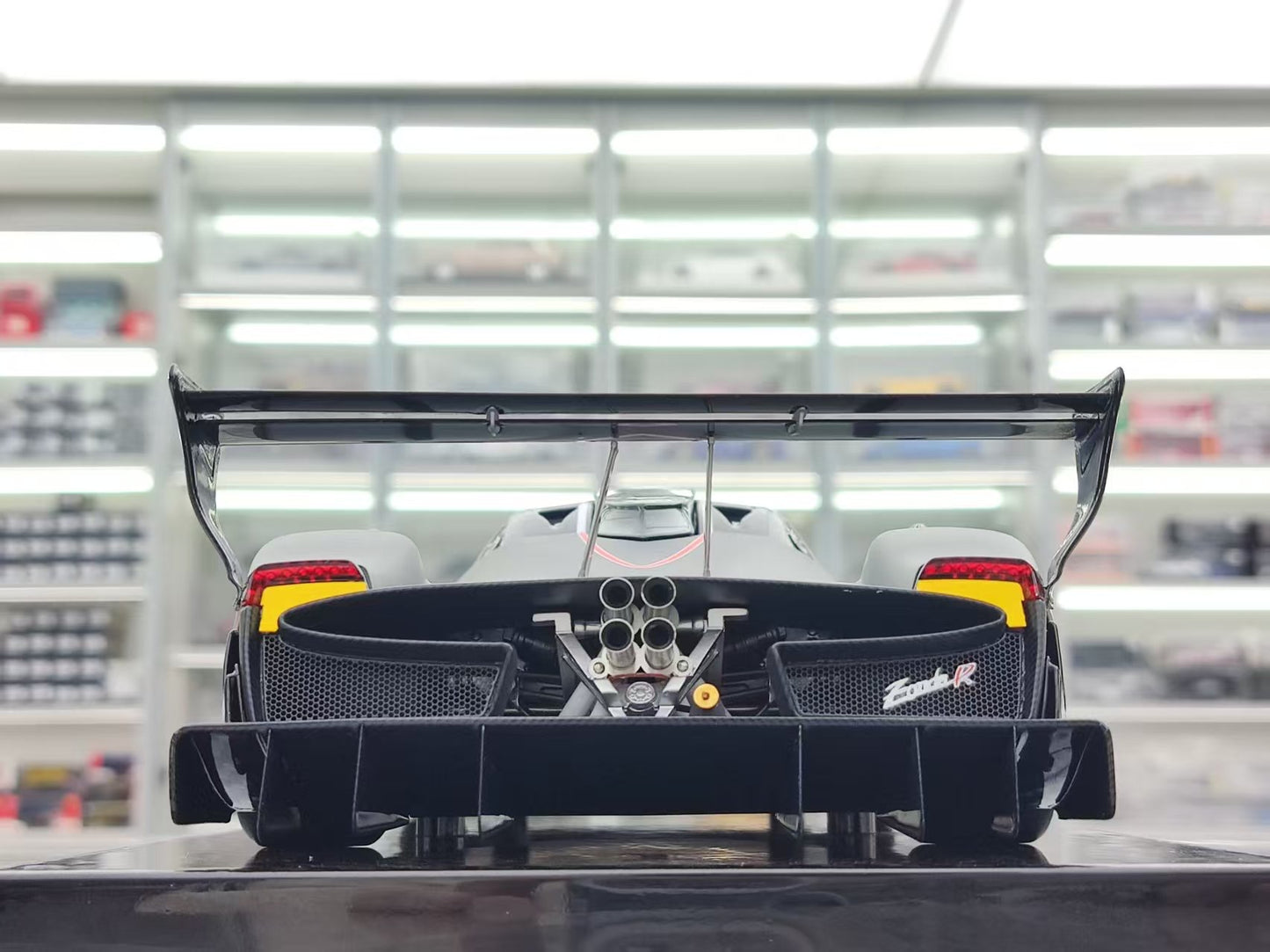 KASH MODEL 1/18 Pagani ZONDA R Matte Carbon Black KPZR001