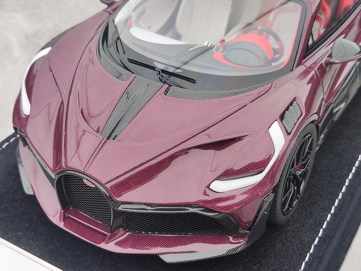 HH Model 1/18 Bugatti Divo, Red All Carbon Fiber HH515