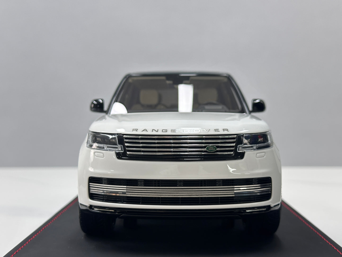 BBA MODEL 1/18 Land Rover Range Rover SVAutobiography – "Black & White Panda" (BBA067)