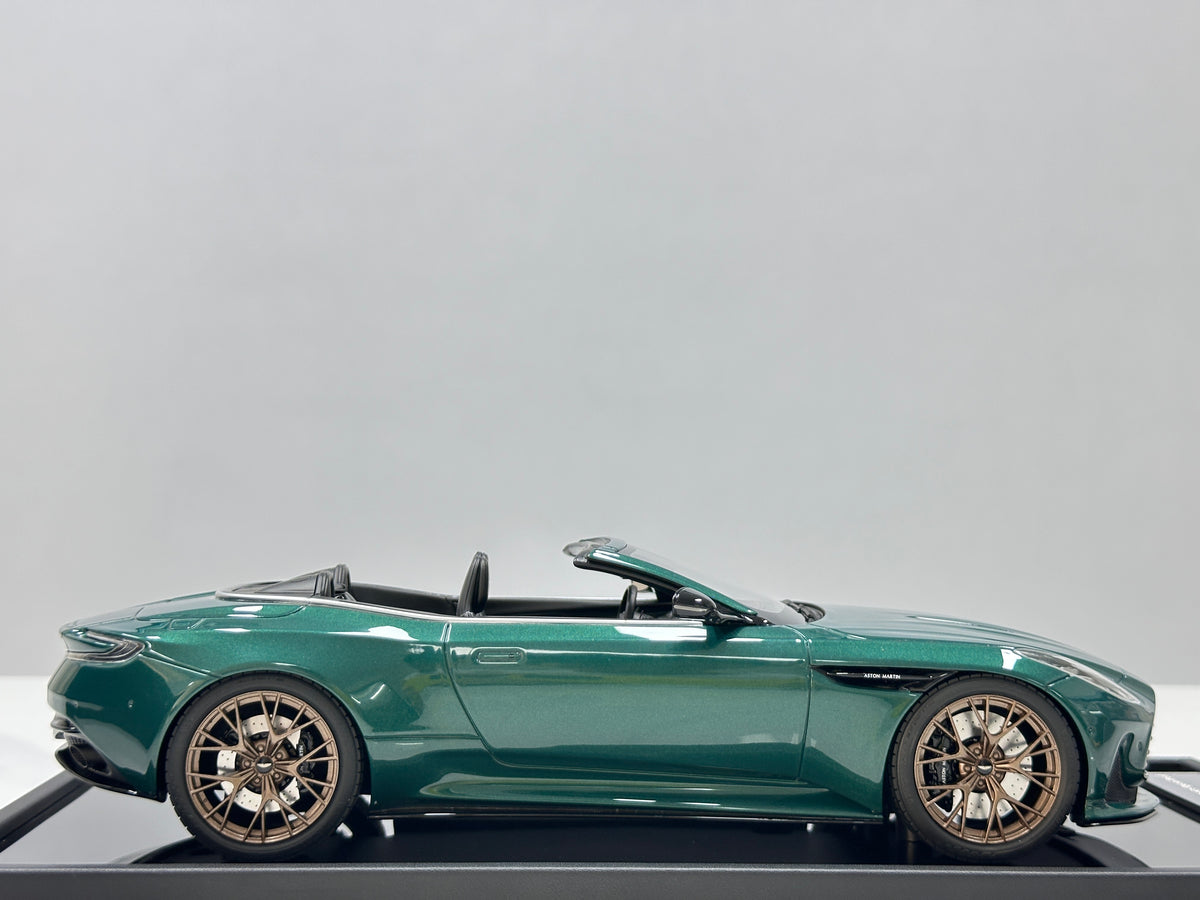 MOTORHELIX 1/18 Aston Martin DB12 Volante (Convertible) - Cinnabar Green - MH394