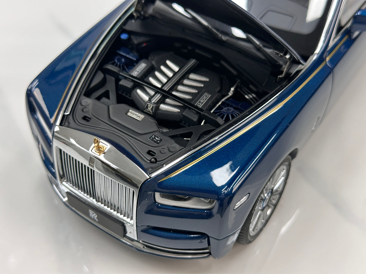 ZP 1/18 Rolls-Royce Phantom VIII (Gold Badge / Leather Suitcase Edition) – Pikes Peak Blue (ZP118)