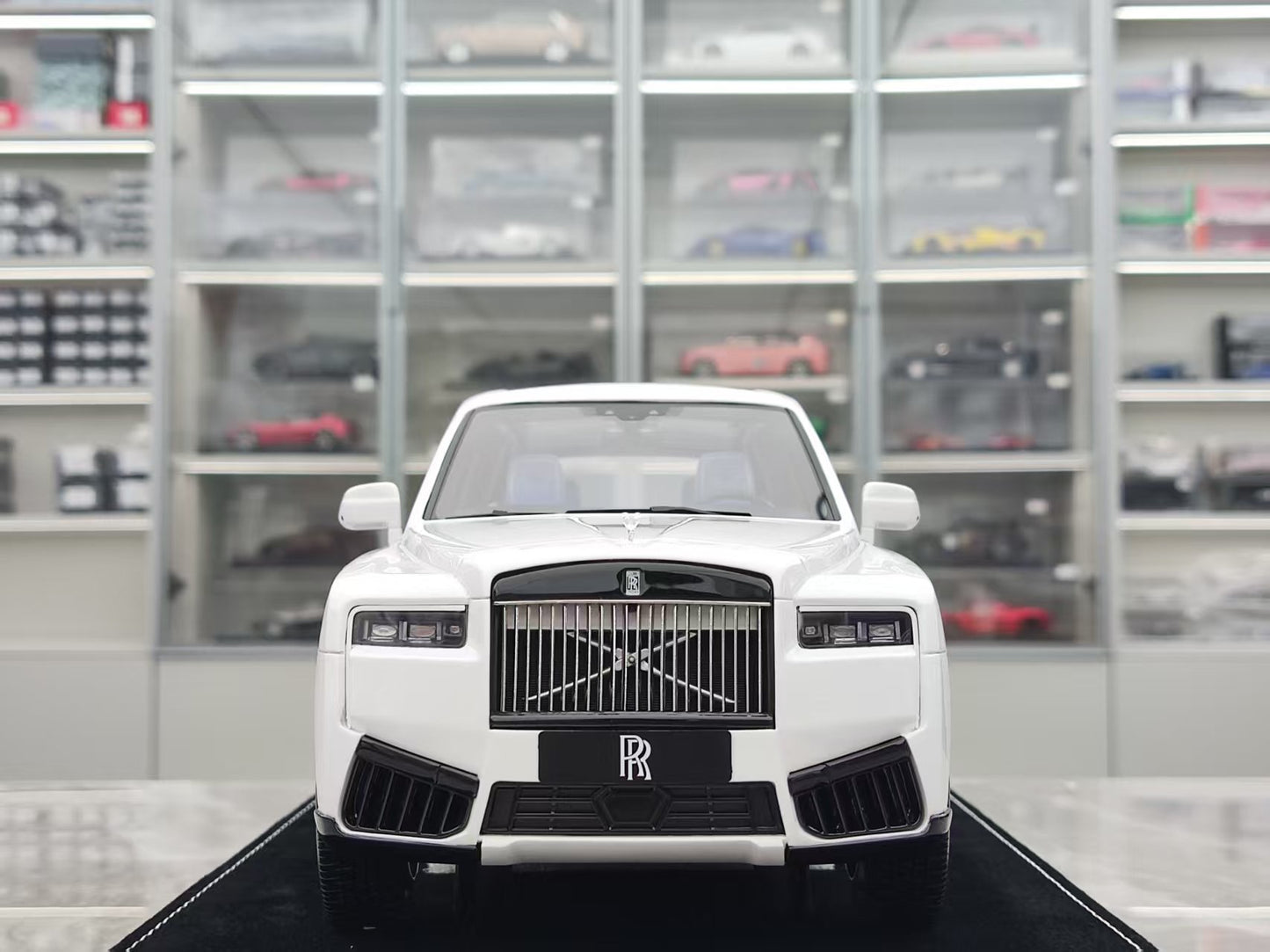 HH Model 1/18 Rolls-Royce Cullinan Cosmic Laser Color-Changing White HH543