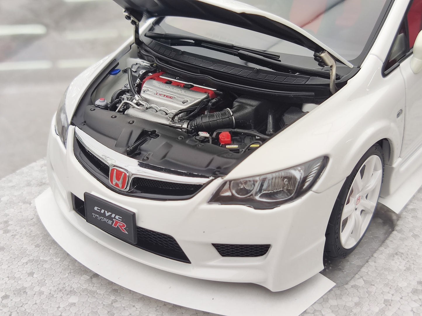MOTORHELIX 1/18 Honda Civic Type R (FD2) 2007 Facelift MH307