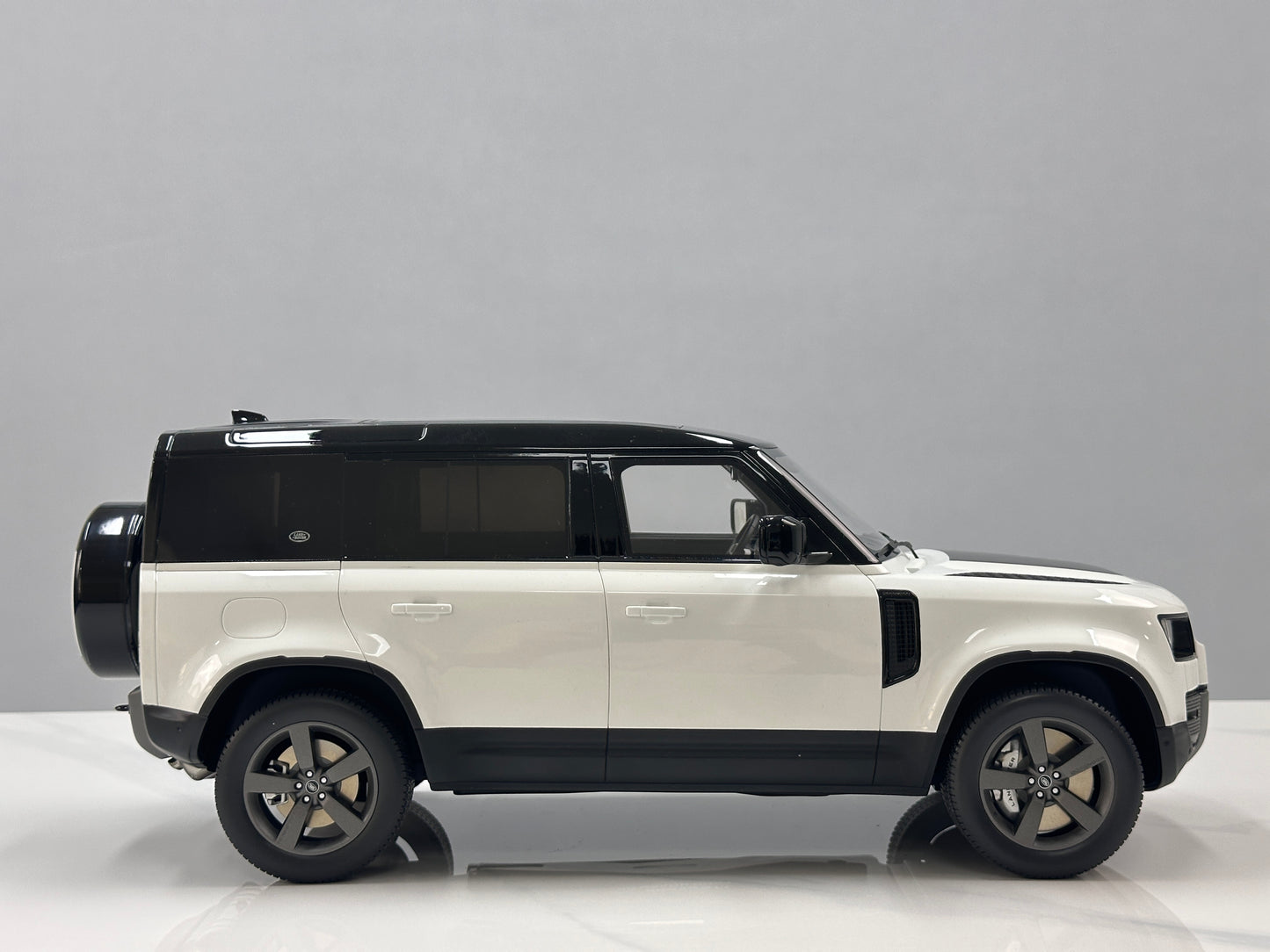 GT Spirit 1/12 Land Rover DEFENDER 110 P400X White GT554