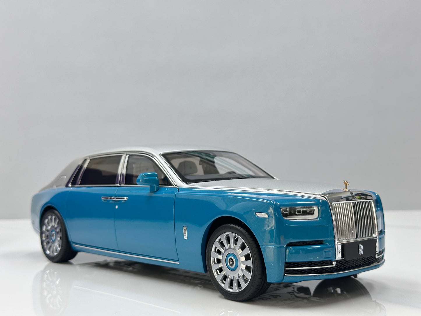 ZP 1/18 Rolls-Royce Phantom VIII – Silver/Turquoise Blue (ZP120)