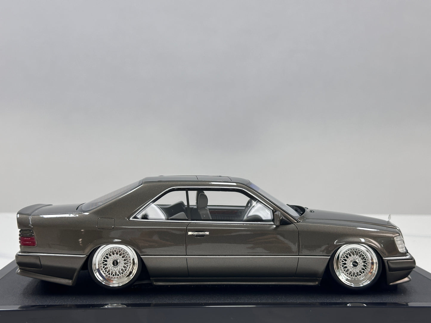OTTO 1/18 Mercedes-Benz C124 AMG "Stance" – Anthracite Grey (OT1241)