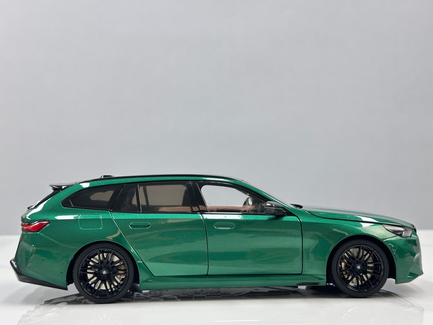 MINICHAMPS 1/18 BMW M5 Touring (2024) – Metallic Green (110023902)