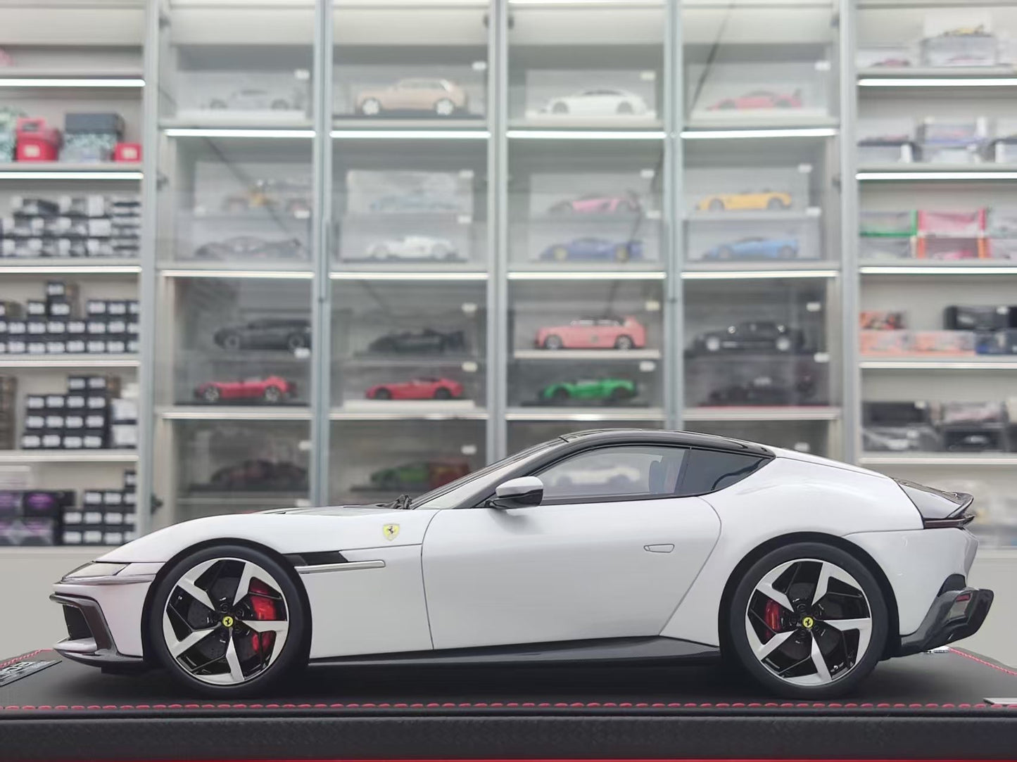 MR 1/18 Ferrari 12 Cilindri Arctic White FE043B