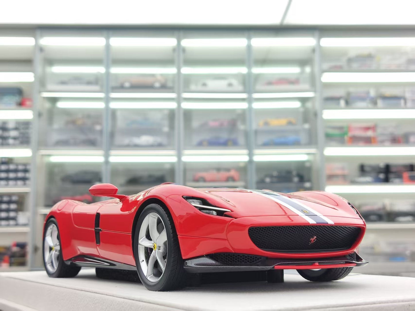 HERMES COLLECTION 1/18 Ferrari Monza SP1 with red French stripes HC006