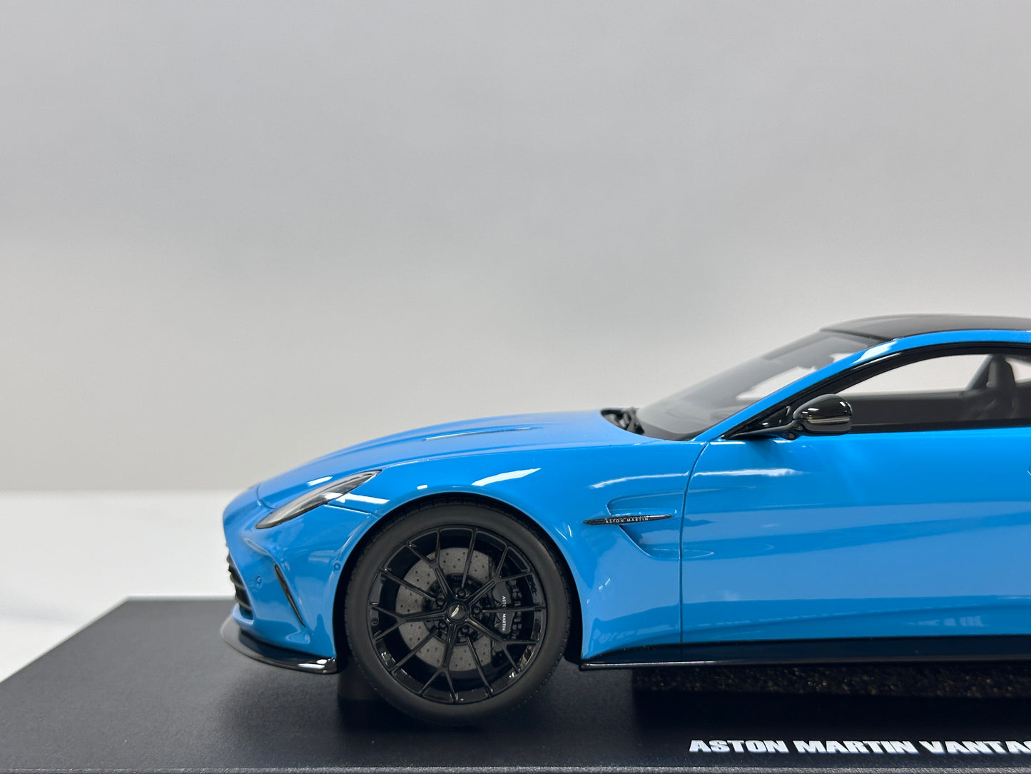 GT Spirit 1/18 Aston Martin Vantage Elwood Blue GT1008