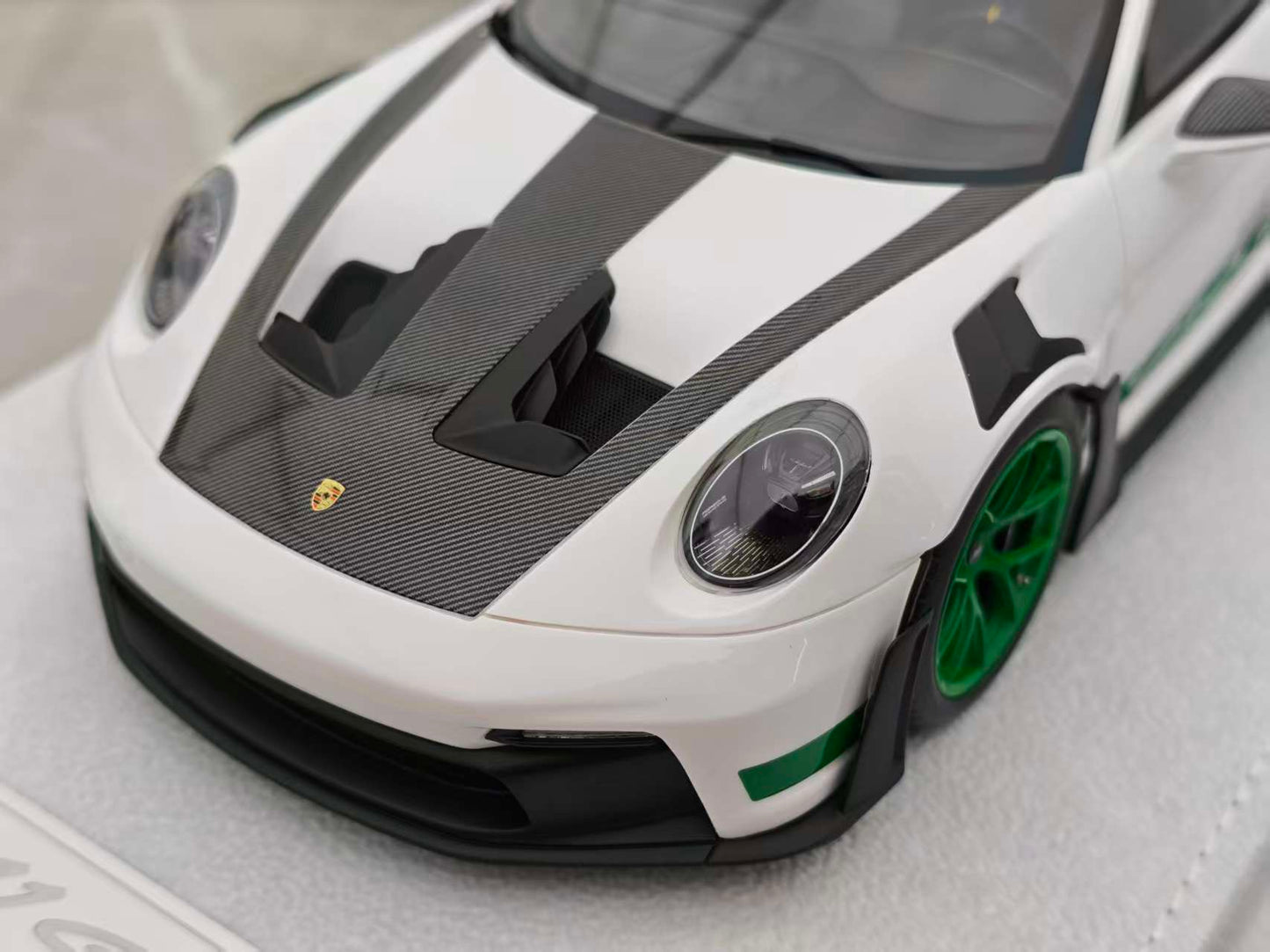 FuelMe 1/18 Porsche 992 GT3RS Carrera Green FM18010LM-03