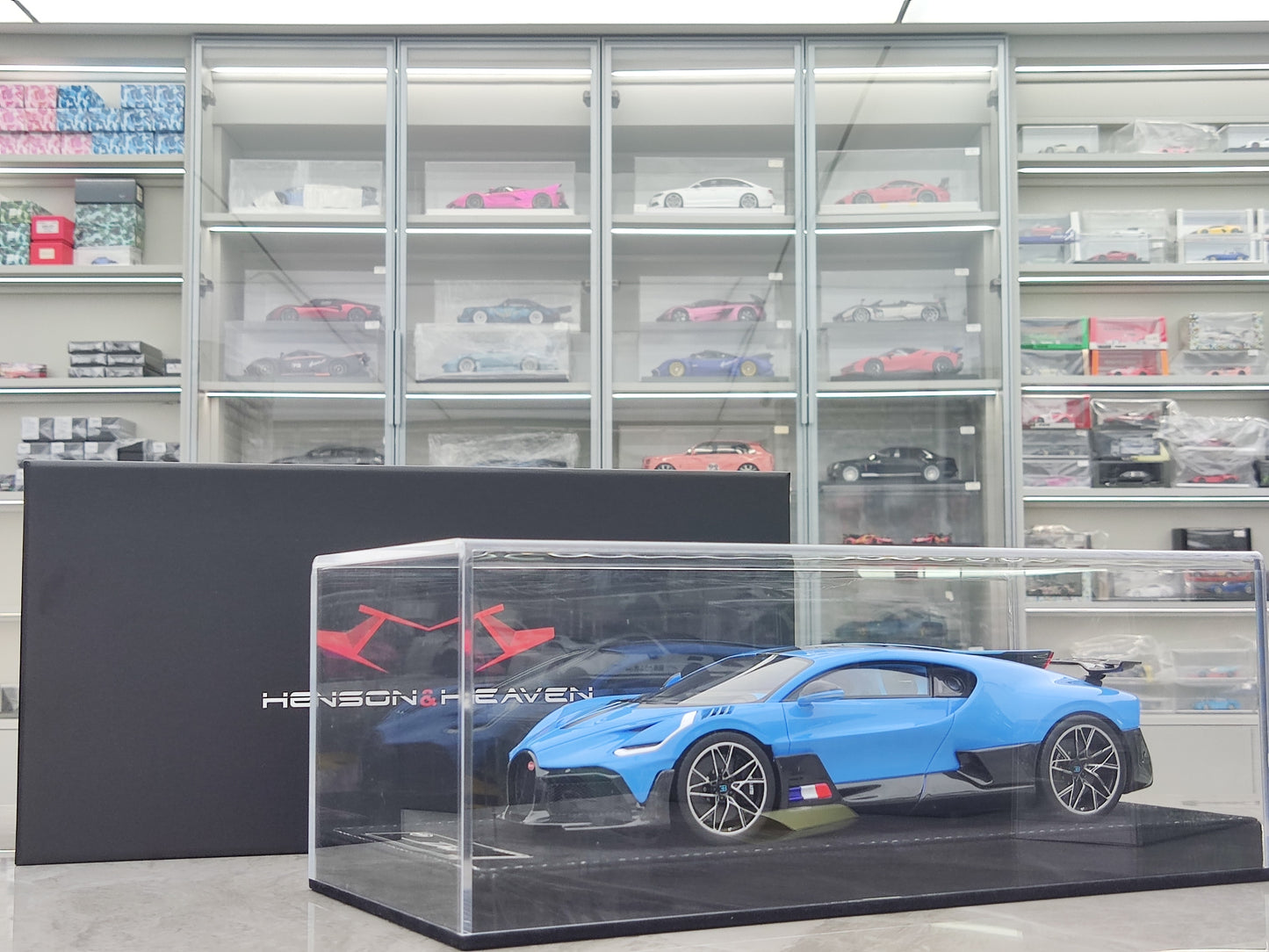 HH Model 1/18 Bugatti Divo Ocean Blue HH507