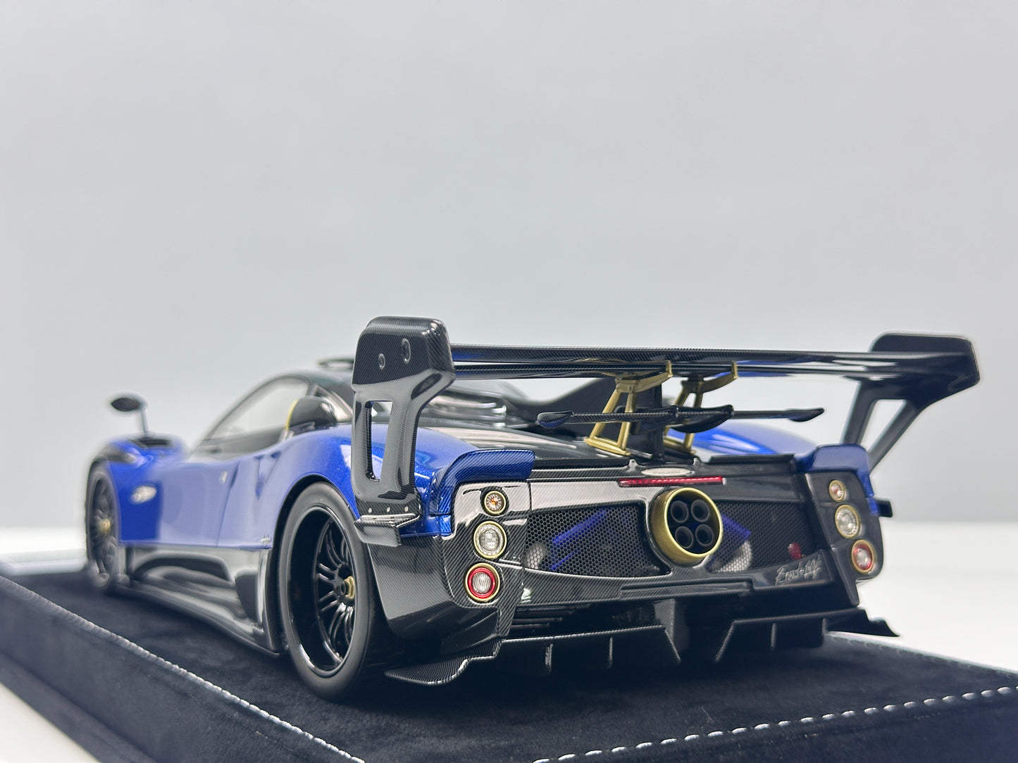 HH Model 1/18 Pagani Zonda Blue & Black Carbon Fiber HH675