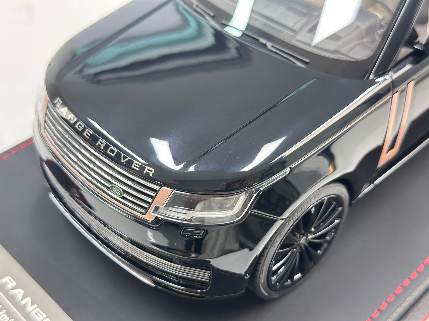 BBA MODEL 1:18 Land Rover Range Rover Autobiography – Black & Gold (BBA066)