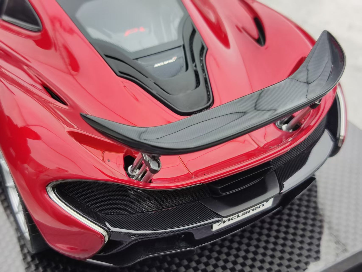 DINOMODEL 1/18 McLaren P1 Carbon Sole Volcano RED/SW DMP004