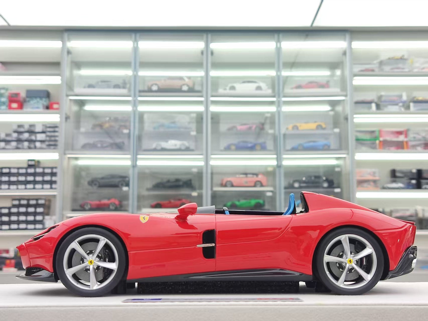 HERMES COLLECTION 1/18 Ferrari Monza SP1 with red French stripes HC006