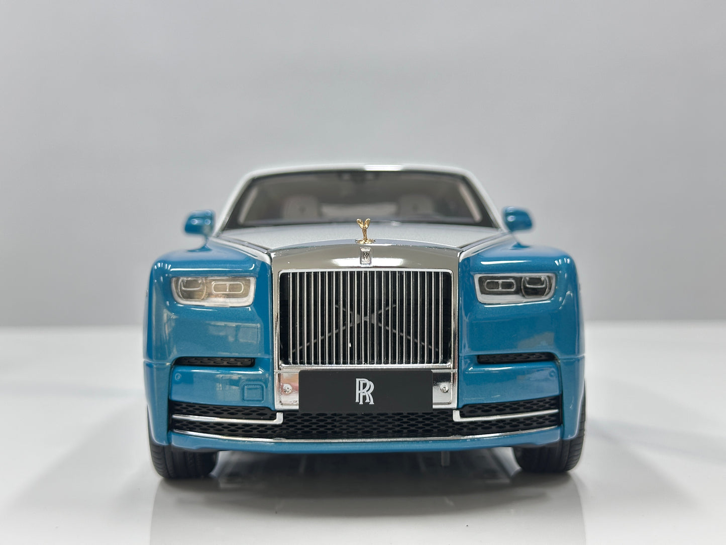 ZP 1/18 Rolls-Royce Phantom VIII – Silver/Turquoise Blue (ZP120)