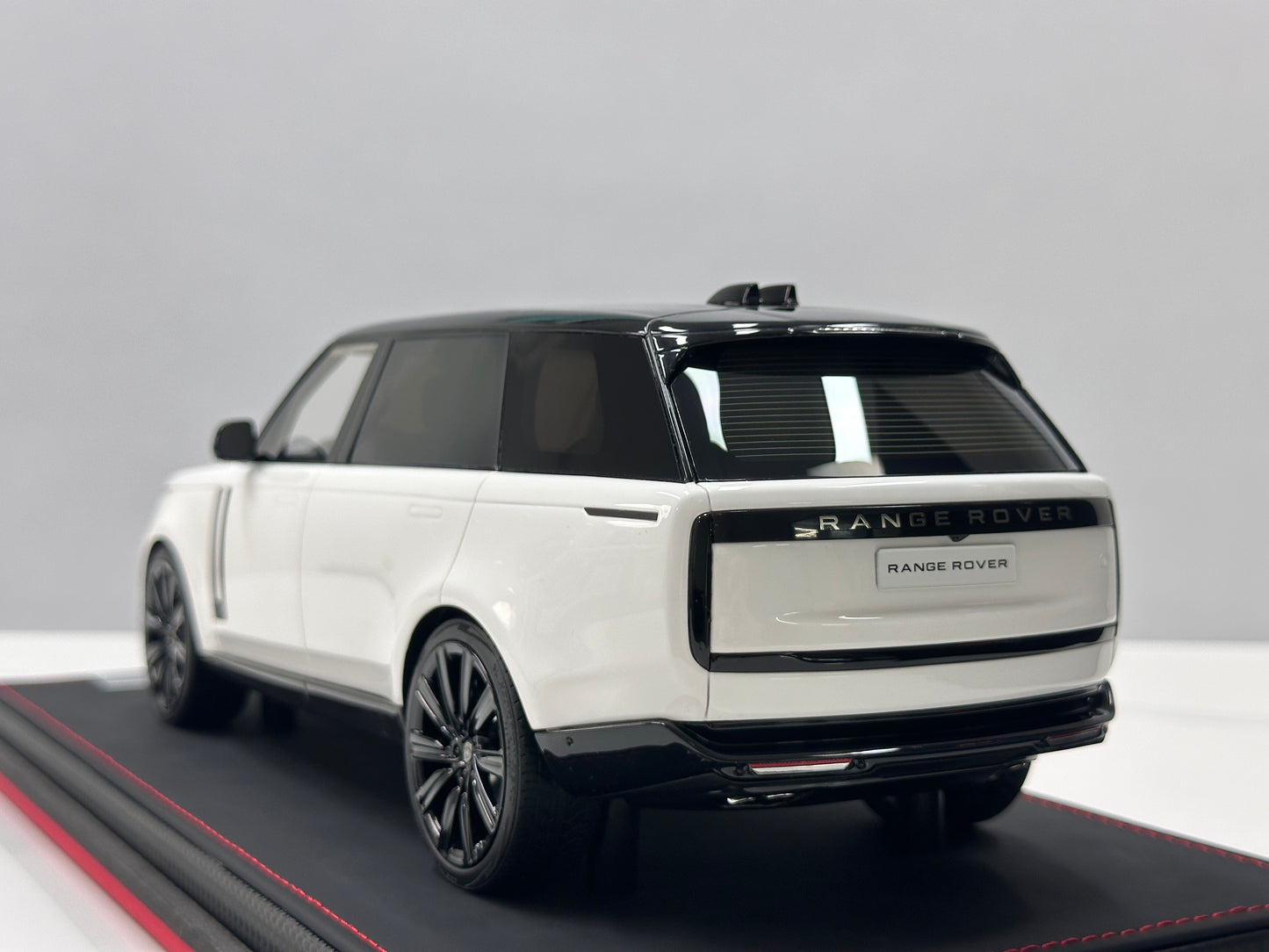 BBA MODEL 1/18 Land Rover Range Rover SVAutobiography – "Black & White Panda" (BBA067)