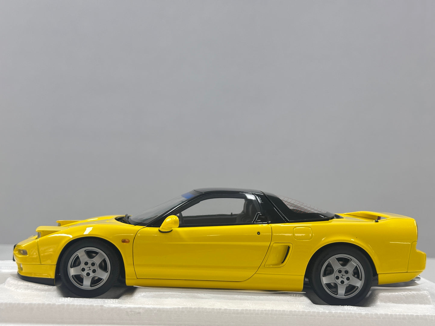 LCD 1/18 Honda NSX 1st Generation (MK1/NA1) Yellow LCD18022-YE