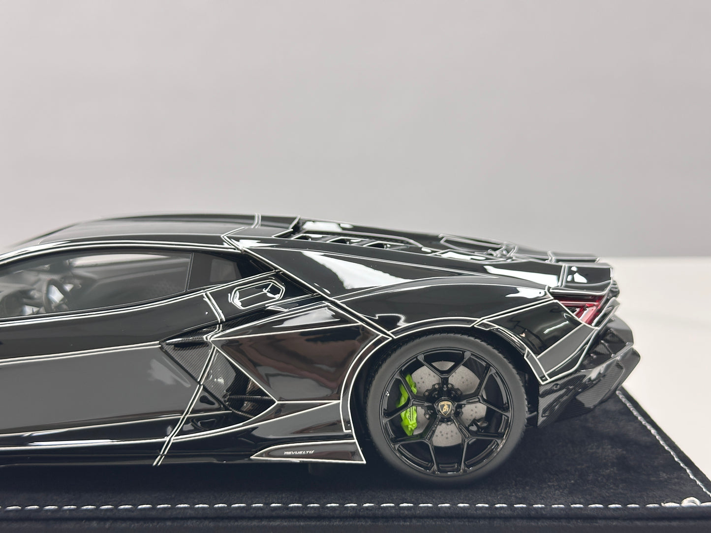 HH Model 1/18 Lamborghini Revuelto Black Luminous Crackle Pattern HH625