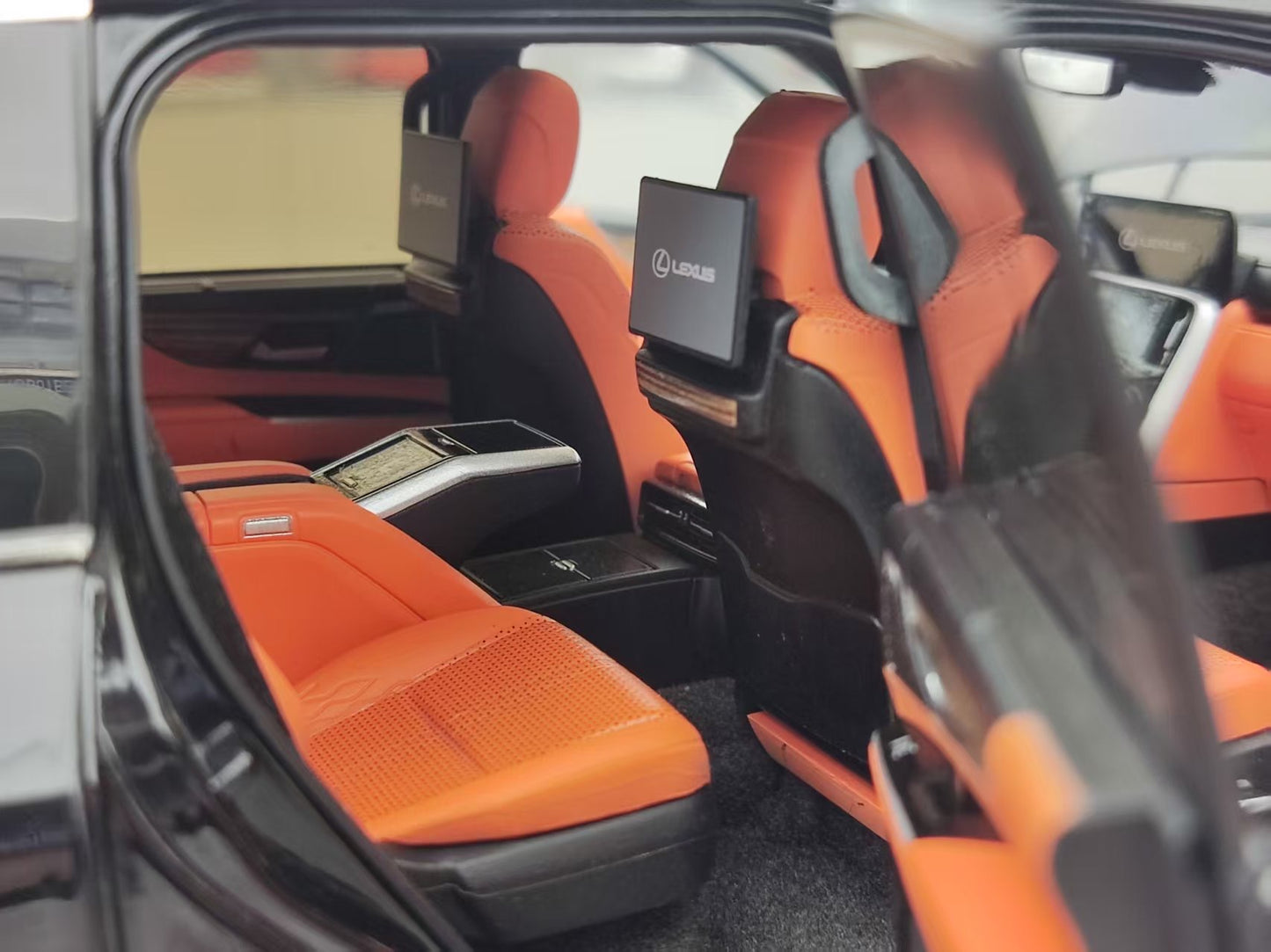 LCD 1/18 Lexus LX600 Black LCD124