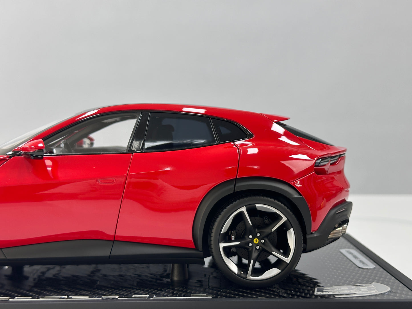 BBR 1/18 Ferrari Purosangue – Black Roof Version Carbon Fiber Base Standard Red (HE180052ACH)