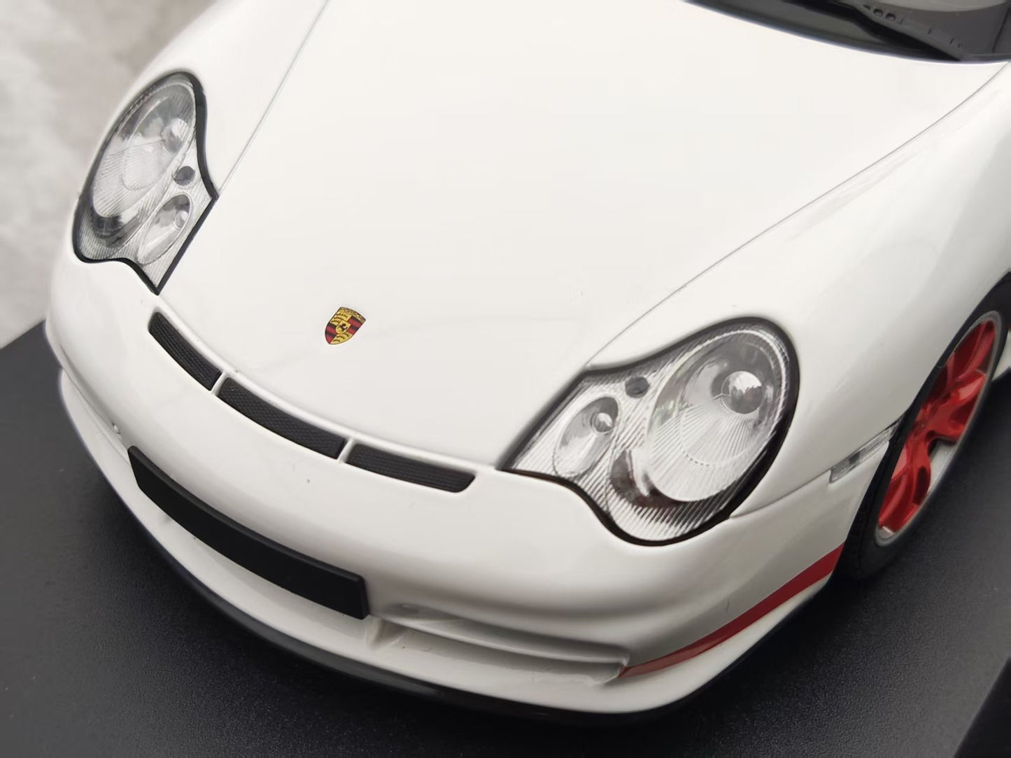 MINICHAMPS 1/18 Porsche 911 GT3 RS - 2002 White with Red Stripes 155062020