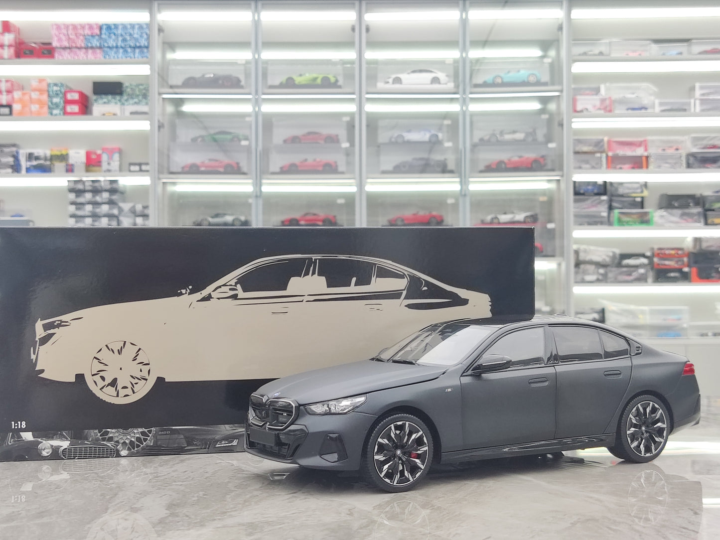MINICHAMPS 1/18 BMW i5 Metallic Gray Simulation Alloy Car Model 110023401