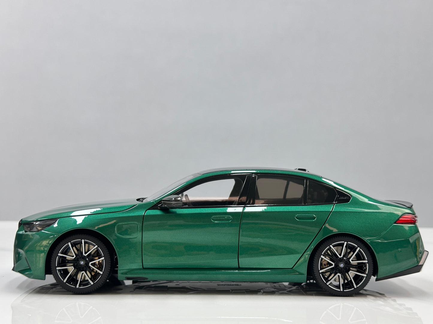 MINICHAMPS 1/18 BMW M5 (2024) Metallic Green 110023800
