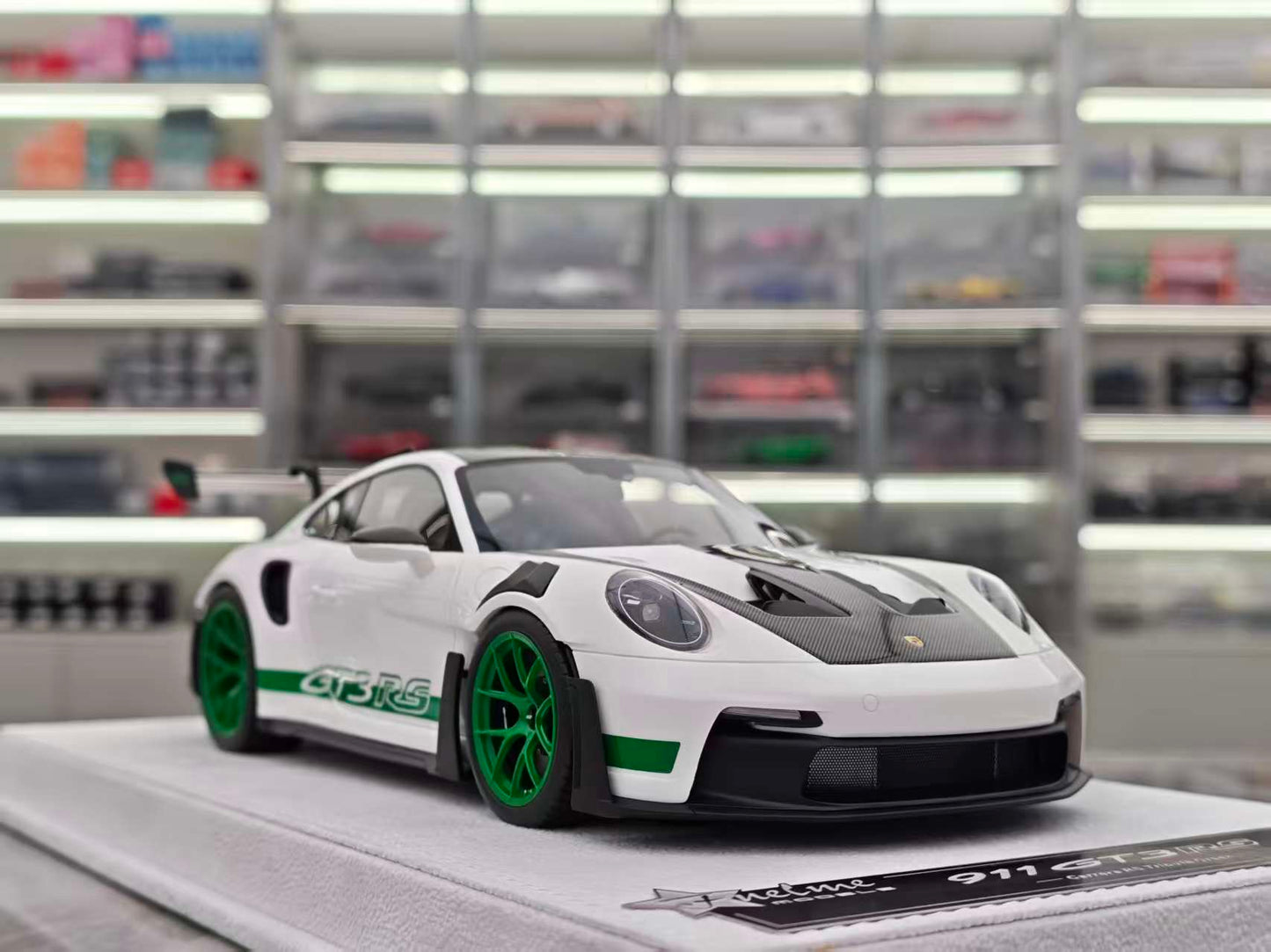 FuelMe 1/18 Porsche 992 GT3RS Carrera Green FM18010LM-03